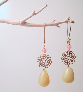 Serpentino drops with gold filigree and pink beads